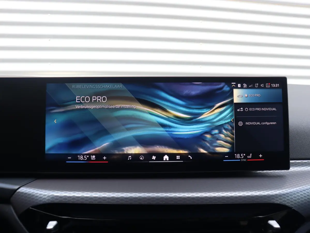 eDrive35 | M Sportpakket Pro | Panodak | Individual Lak | Laserlight | Hi-Fi | Camera | Adaptive Cruise Control | Comfort Access | Stuurwiel Verwarmd | SOH 100% | 19'' LMV