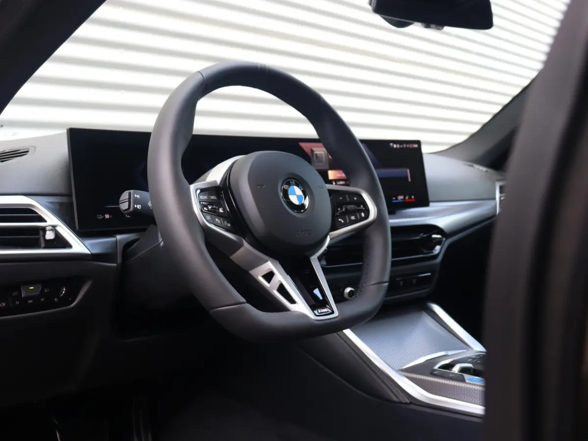 eDrive35 | M Sportpakket Pro | Panodak | Individual Lak | Laserlight | Hi-Fi | Camera | Adaptive Cruise Control | Comfort Access | Stuurwiel Verwarmd | SOH 100% | 19'' LMV
