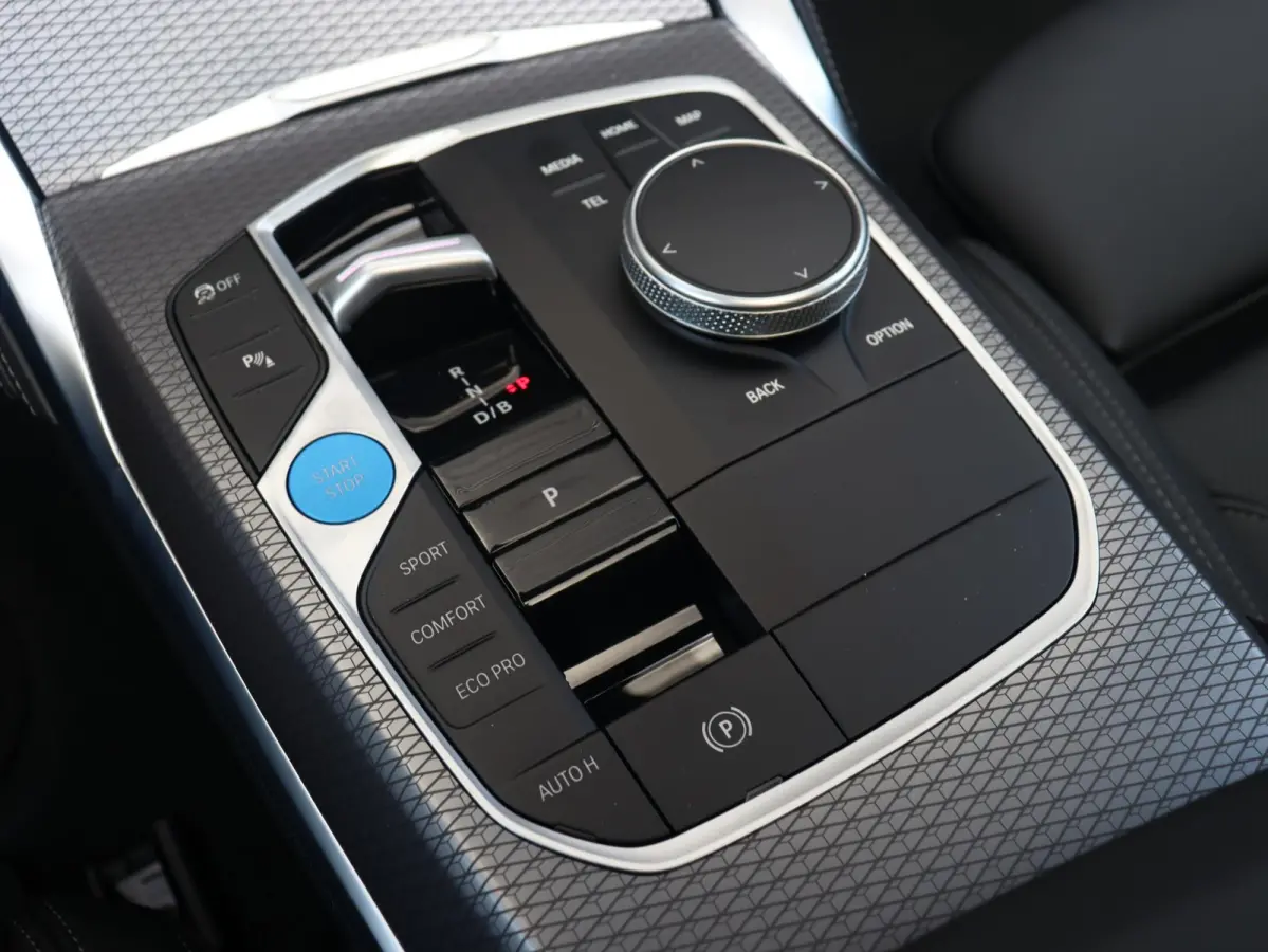 eDrive35 | M Sportpakket Pro | Panodak | Individual Lak | Laserlight | Hi-Fi | Camera | Adaptive Cruise Control | Comfort Access | Stuurwiel Verwarmd | SOH 100% | 19'' LMV