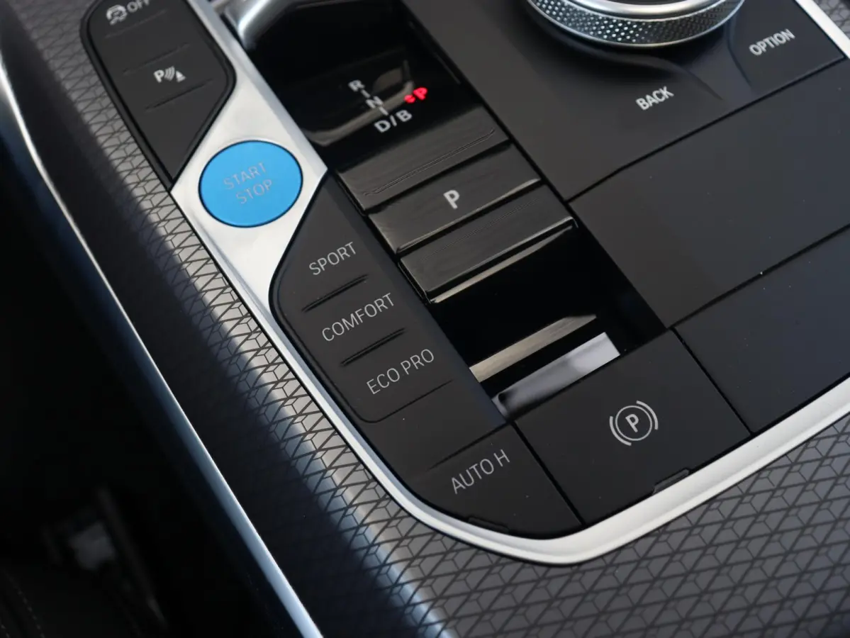 eDrive35 | M Sportpakket Pro | Panodak | Individual Lak | Laserlight | Hi-Fi | Camera | Adaptive Cruise Control | Comfort Access | Stuurwiel Verwarmd | SOH 100% | 19'' LMV