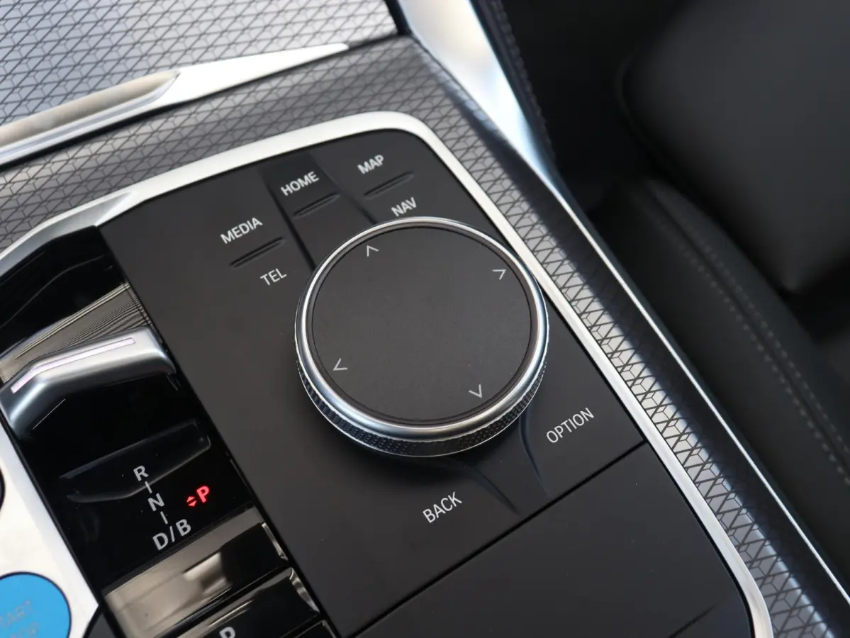 eDrive35 | M Sportpakket Pro | Panodak | Individual Lak | Laserlight | Hi-Fi | Camera | Adaptive Cruise Control | Comfort Access | Stuurwiel Verwarmd | SOH 100% | 19'' LMV