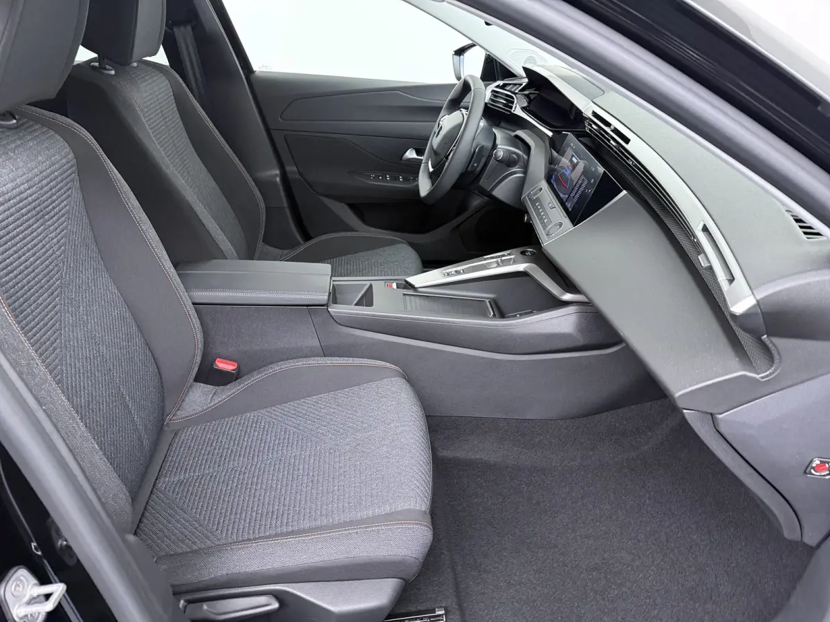 Business | Elektrische parkeerrem | Extra getinte achterste zijruiten en achterruit | ISOFIX-bevestigingspunten voor drie kinderzitjes. Op de passagiersstoel en de buitenste zitplaatsen van 