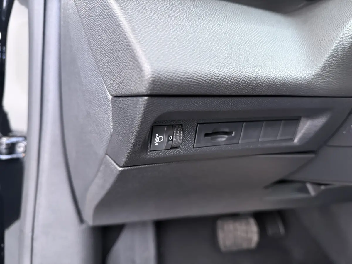 Business | Elektrische parkeerrem | Extra getinte achterste zijruiten en achterruit | ISOFIX-bevestigingspunten voor drie kinderzitjes. Op de passagiersstoel en de buitenste zitplaatsen van 