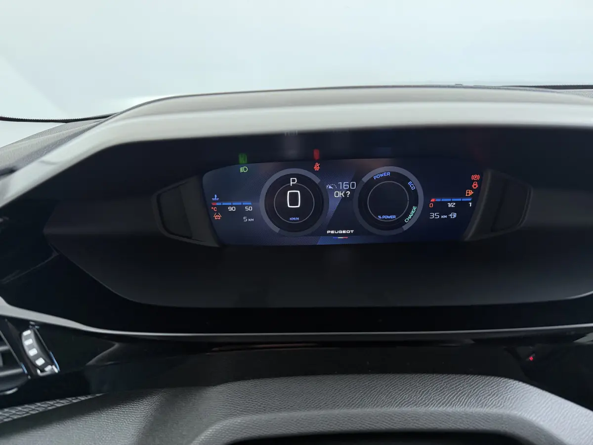 Business | Elektrische parkeerrem | Extra getinte achterste zijruiten en achterruit | ISOFIX-bevestigingspunten voor drie kinderzitjes. Op de passagiersstoel en de buitenste zitplaatsen van 