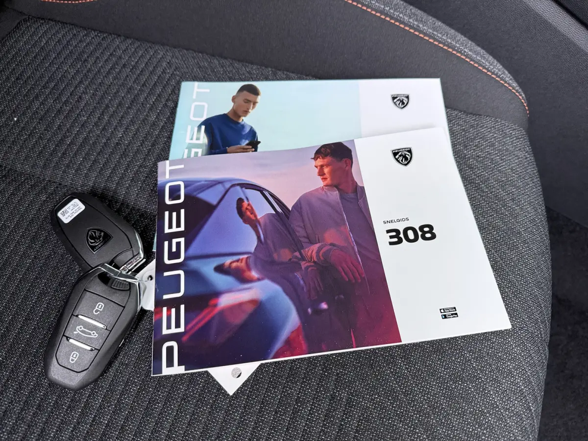 Business | Elektrische parkeerrem | Extra getinte achterste zijruiten en achterruit | ISOFIX-bevestigingspunten voor drie kinderzitjes. Op de passagiersstoel en de buitenste zitplaatsen van 