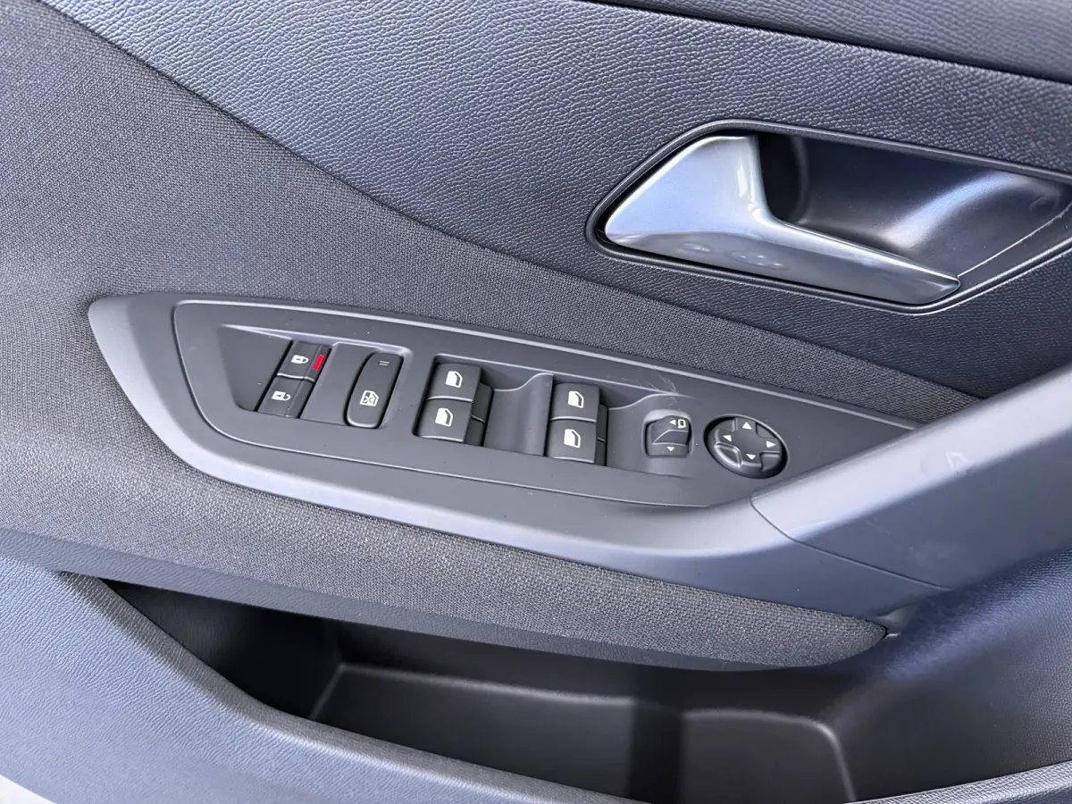 Business | Elektrische parkeerrem | Extra getinte achterste zijruiten en achterruit | ISOFIX-bevestigingspunten voor drie kinderzitjes. Op de passagiersstoel en de buitenste zitplaatsen van 