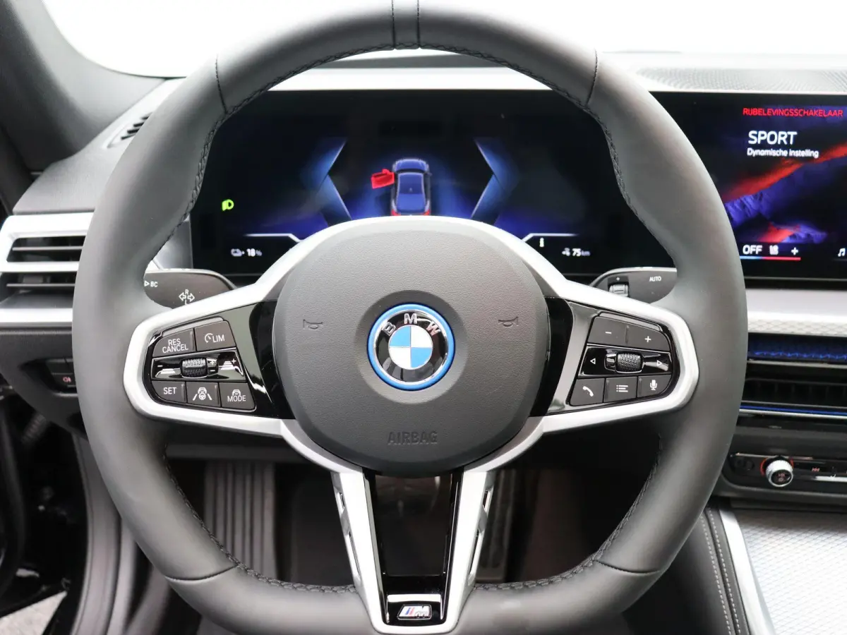 eDrive35 M Sport Edition | SoH 100% | Innovation Pack | Comfort Pack |  Stuurwielrand Verwarmd | Trekhaak | Schuifdak | Driving Assistant Professional | Harman Kardon | 19''