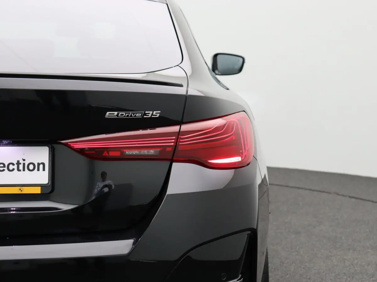 eDrive35 M Sport Edition | SoH 100% | Innovation Pack | Comfort Pack |  Stuurwielrand Verwarmd | Trekhaak | Schuifdak | Driving Assistant Professional | Harman Kardon | 19''
