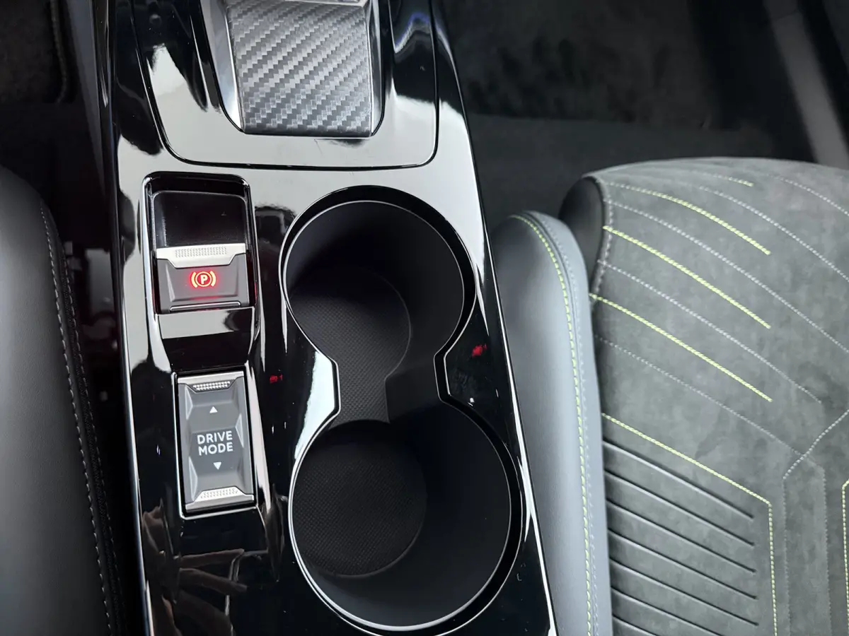 GT | Active Safety Brake met camera en radar (automatisch noodremsysteem) met Distance Alert (waarschuwing dreigende aanrijding) | Advanced Active Safety Brake met camera en radar | Climate 