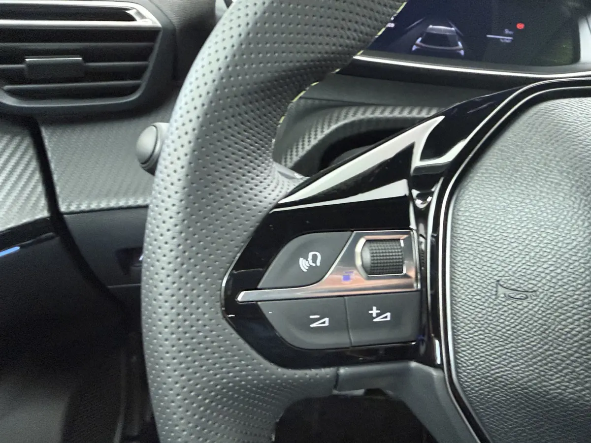 GT | Active Safety Brake met camera en radar (automatisch noodremsysteem) met Distance Alert (waarschuwing dreigende aanrijding) | Advanced Active Safety Brake met camera en radar | Climate 