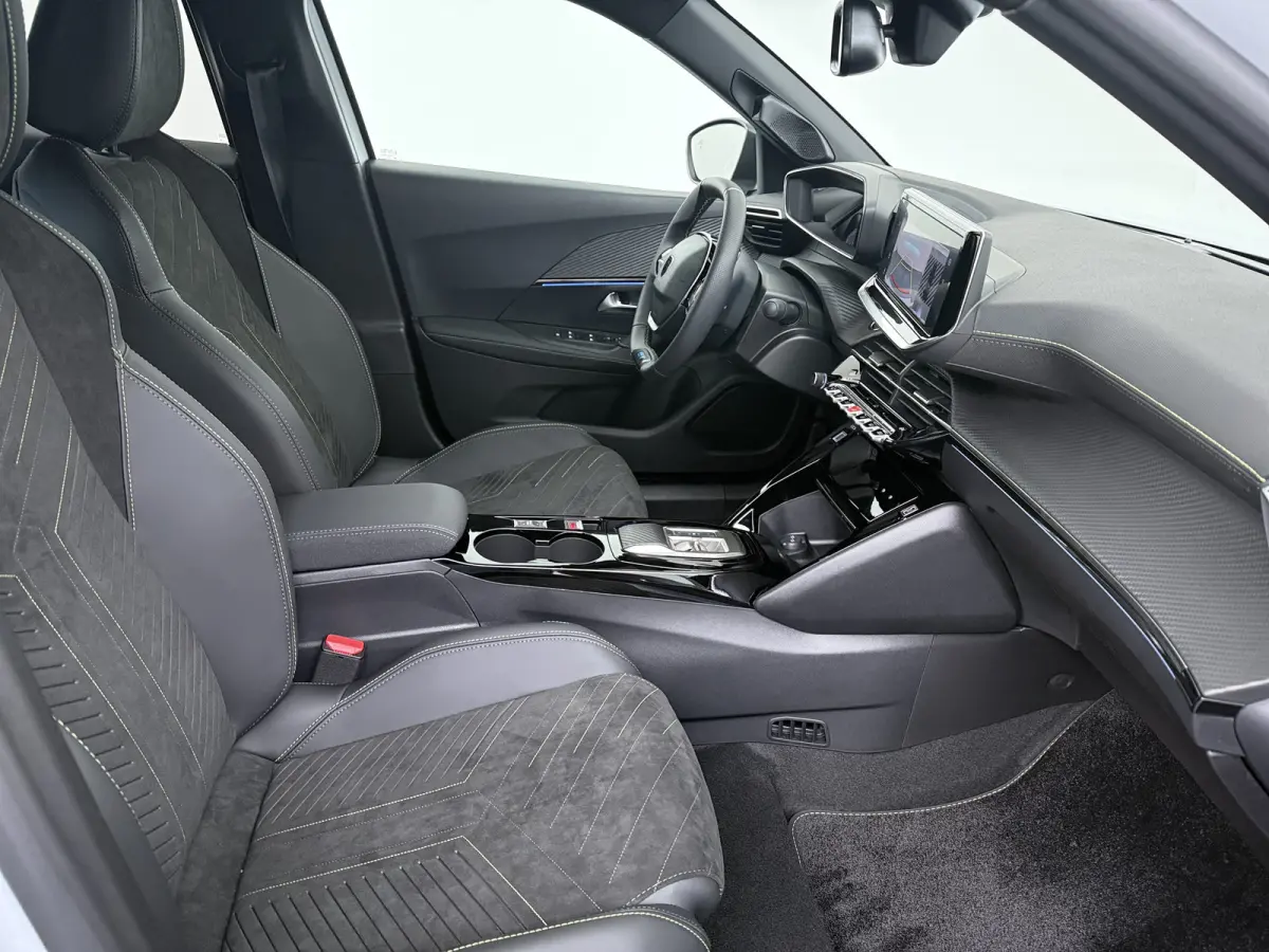 GT | Active Safety Brake met camera en radar (automatisch noodremsysteem) met Distance Alert (waarschuwing dreigende aanrijding) | Advanced Active Safety Brake met camera en radar | Climate 