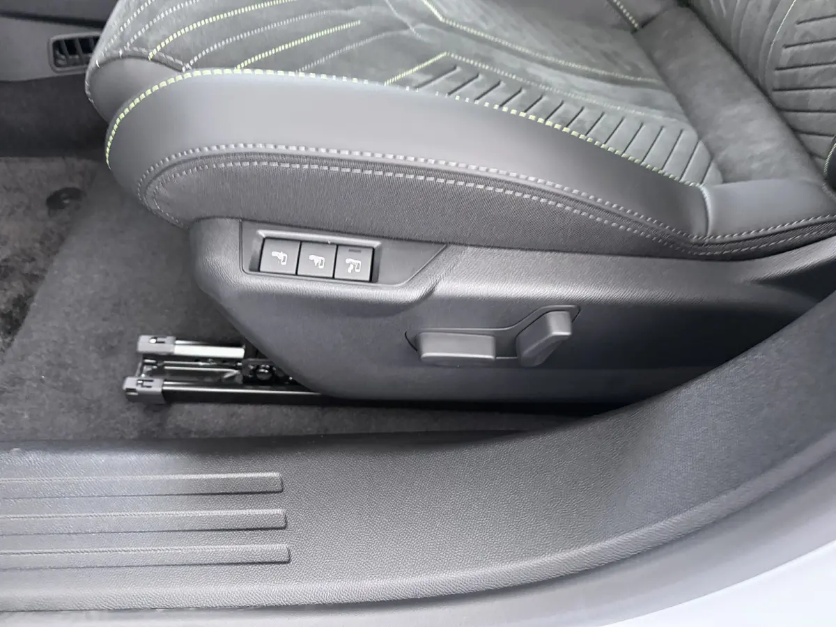 GT | Active Safety Brake met camera en radar (automatisch noodremsysteem) met Distance Alert (waarschuwing dreigende aanrijding) | Advanced Active Safety Brake met camera en radar | Climate 