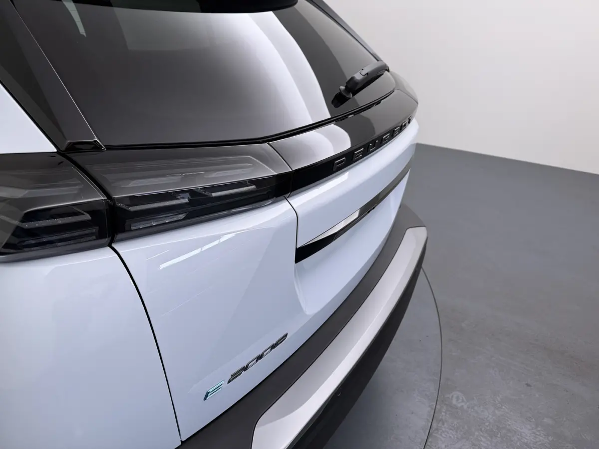GT | Active Safety Brake met camera en radar (automatisch noodremsysteem) met Distance Alert (waarschuwing dreigende aanrijding) | Advanced Active Safety Brake met camera en radar | Climate 