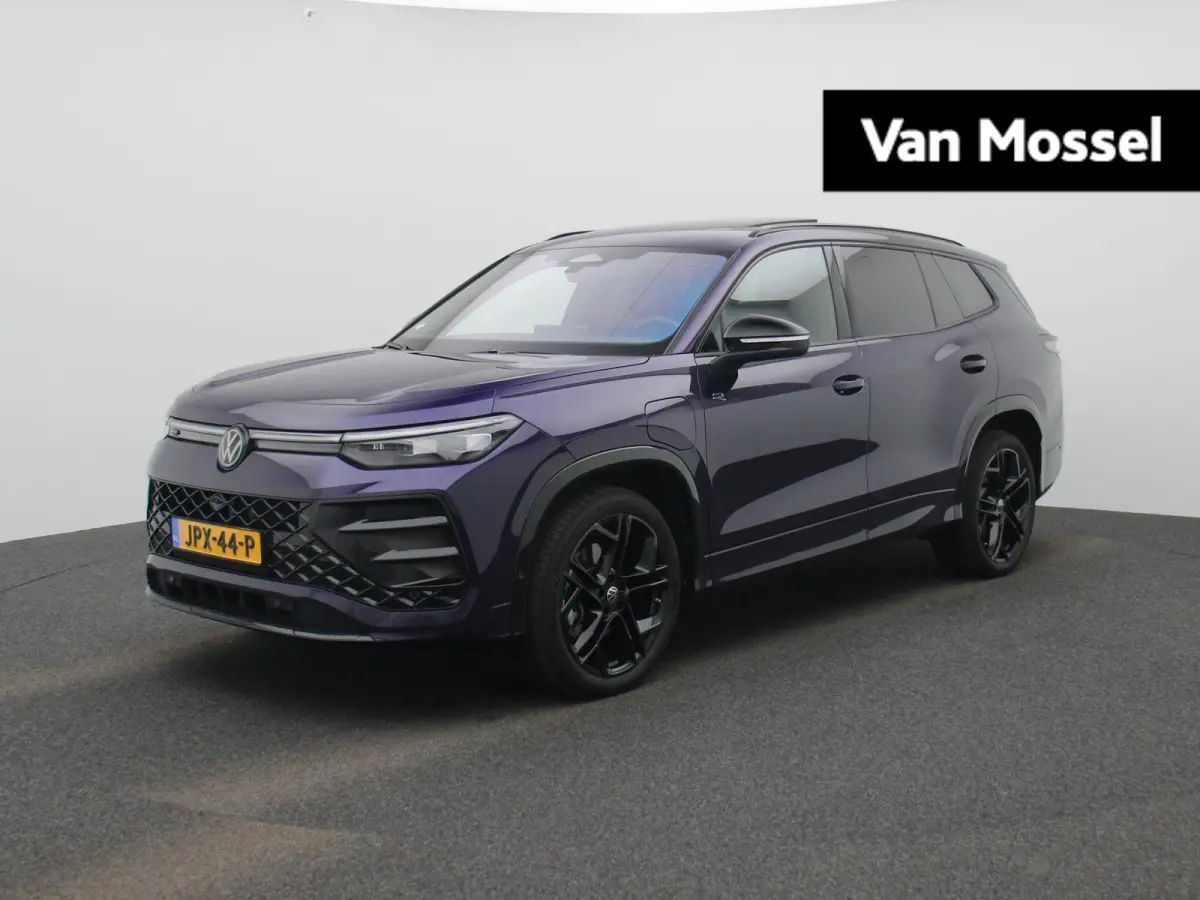 1.5 eHybrid R-Line Edition 272 PK | Lederen Stoelen Met Geheugen | Navigatie Groot Scherm | Trekhaak | 360 Camera | Head-Updisplay | Stoelverwarming Voor & Achter | Stuurwielverwarming |