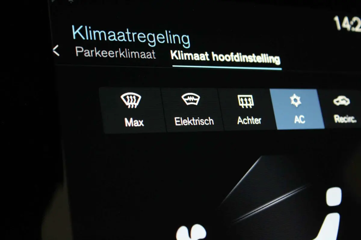 1.5 T3 R-Design > Trekhaak/H&K/Zwart dak/Winterpakket pro...