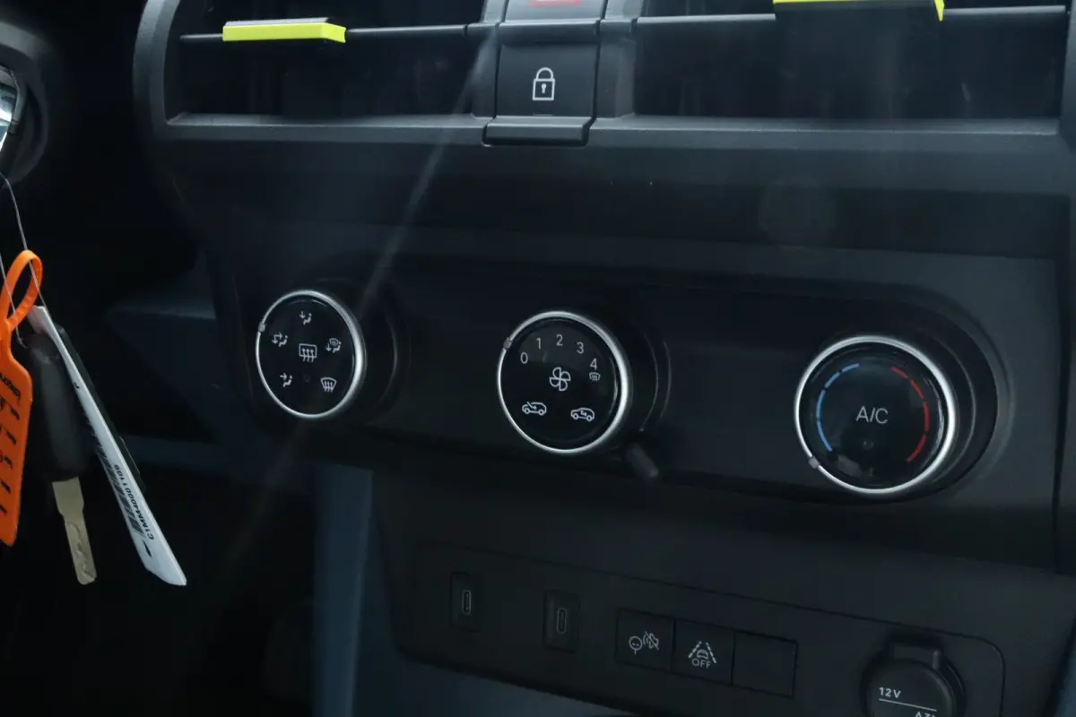 Icon | 10,25" touchscreen radio met Bluetooth, DAB & USB | Airconditioning handmatig | Cruise Control incl. speed limiter