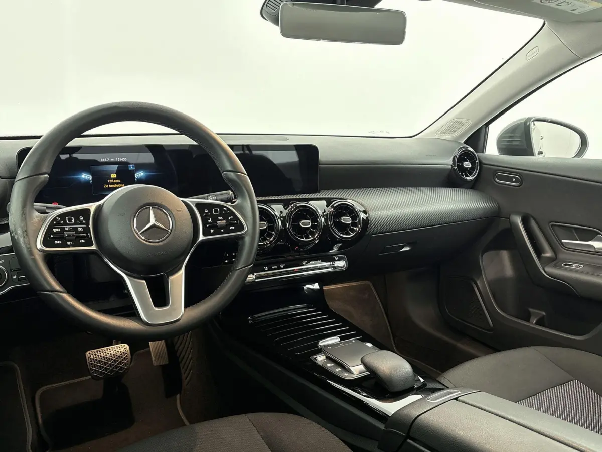 180 Business Solution Nederlands Voertuig | Stoelverwarming |Cruise Control | Lichtmetalen Velgen | Parkeer Assistent | Parkeersensor Voor en Achter