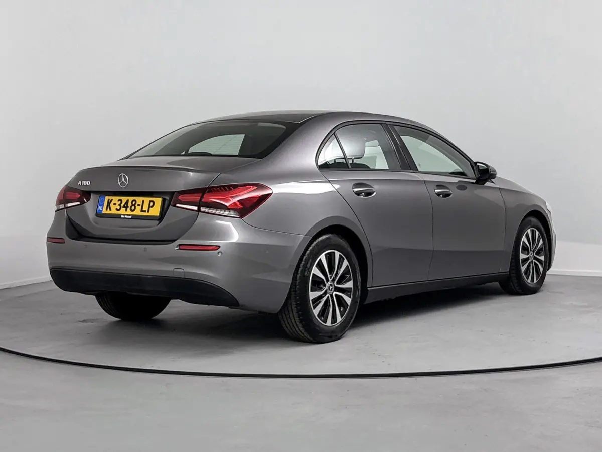 180 Business Solution Nederlands Voertuig | Stoelverwarming |Cruise Control | Lichtmetalen Velgen | Parkeer Assistent | Parkeersensor Voor en Achter