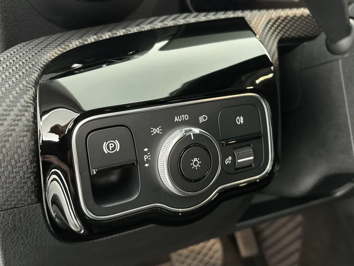 180 Business Solution Nederlands Voertuig | Stoelverwarming |Cruise Control | Lichtmetalen Velgen | Parkeer Assistent | Parkeersensor Voor en Achter