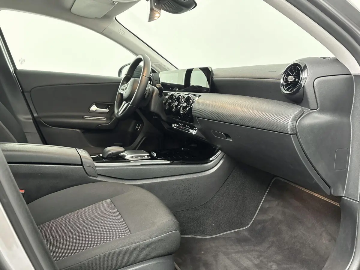 180 Business Solution Nederlands Voertuig | Stoelverwarming |Cruise Control | Lichtmetalen Velgen | Parkeer Assistent | Parkeersensor Voor en Achter