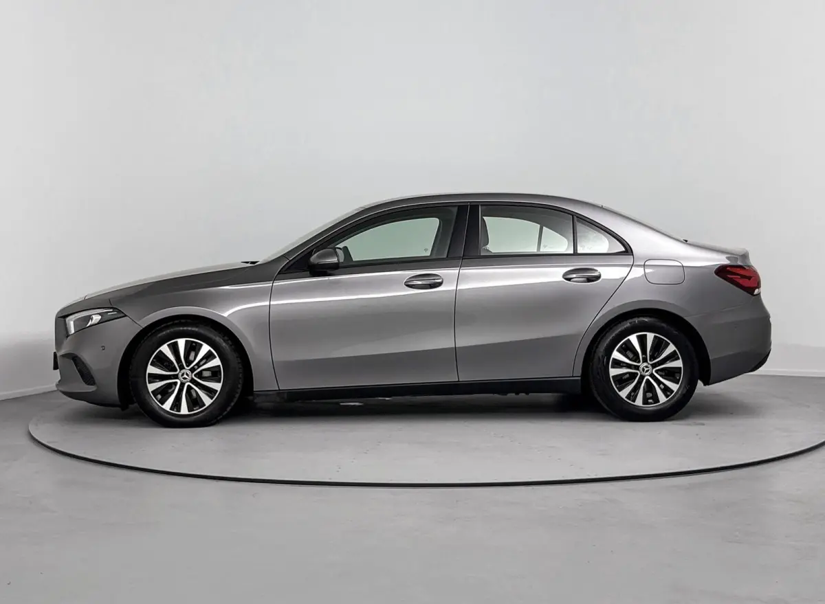 180 Business Solution Nederlands Voertuig | Stoelverwarming |Cruise Control | Lichtmetalen Velgen | Parkeer Assistent | Parkeersensor Voor en Achter