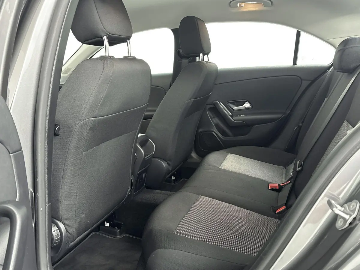 180 Business Solution Nederlands Voertuig | Stoelverwarming |Cruise Control | Lichtmetalen Velgen | Parkeer Assistent | Parkeersensor Voor en Achter