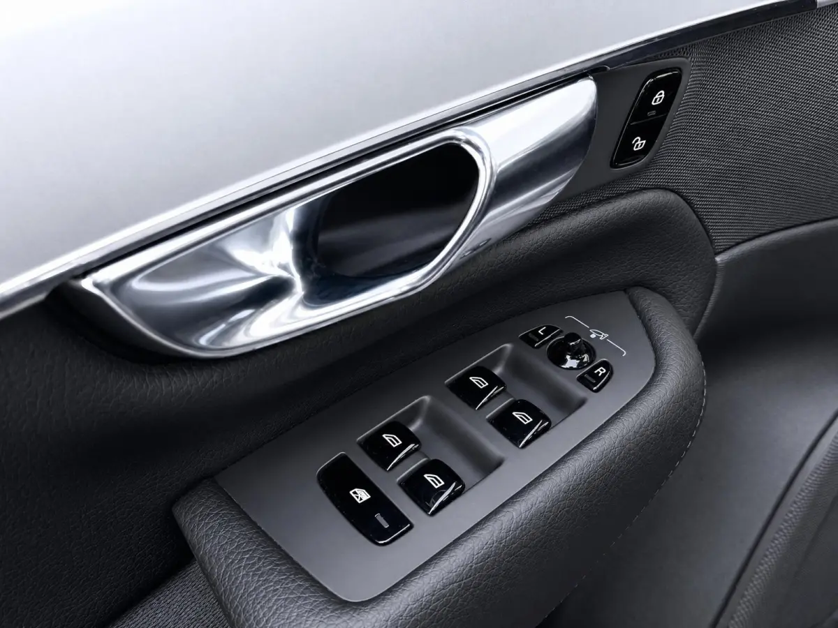 2.0 T8 Recharge AWD R-Design | Pilot Assist | Stoelverwarming | Carplay | Black on black