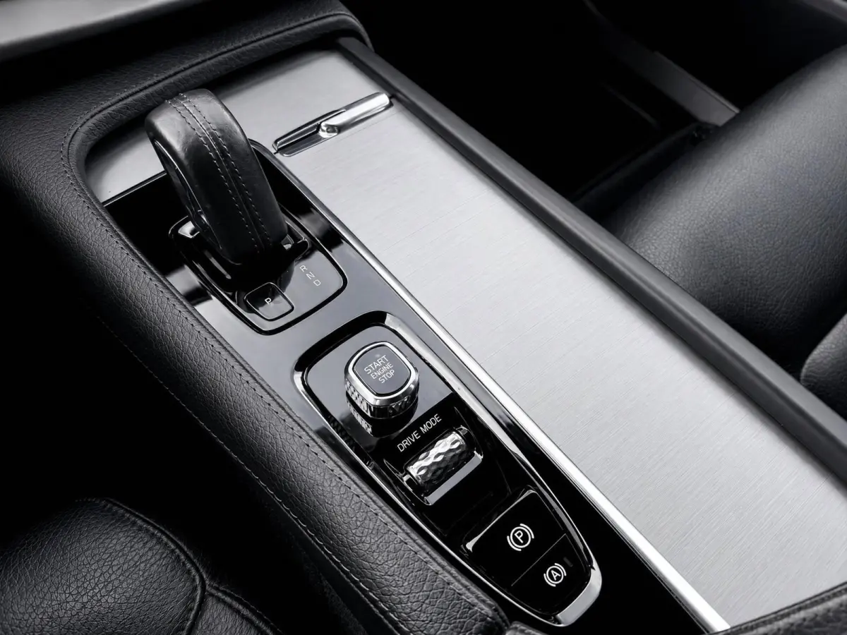 2.0 T8 Recharge AWD R-Design | Pilot Assist | Stoelverwarming | Carplay | Black on black