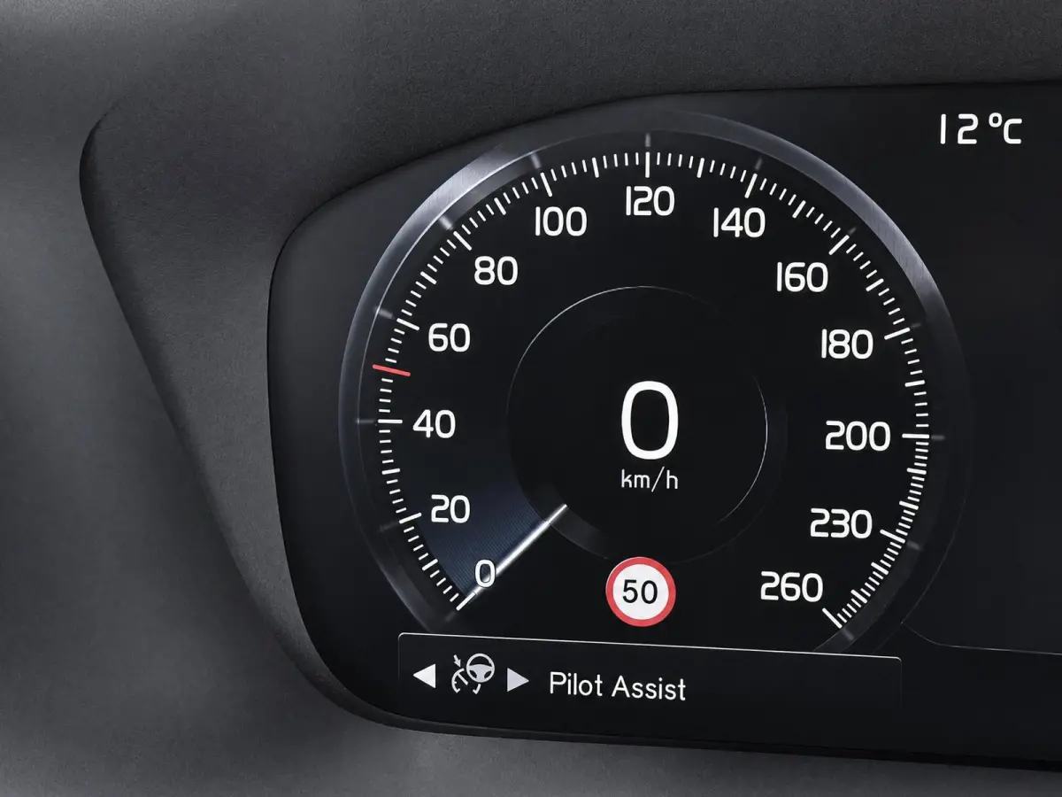 2.0 T8 Recharge AWD R-Design | Pilot Assist | Stoelverwarming | Carplay | Black on black