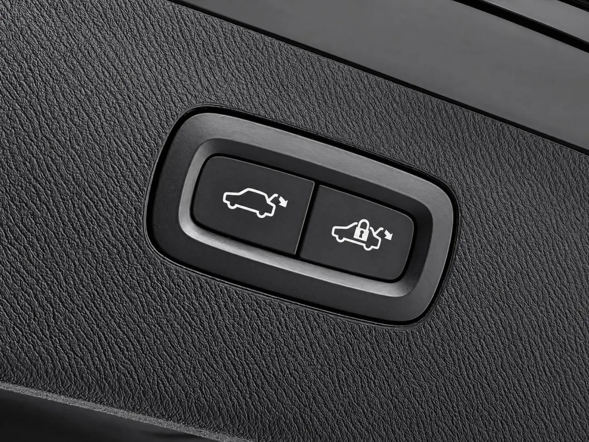 2.0 T8 Recharge AWD R-Design | Pilot Assist | Stoelverwarming | Carplay | Black on black