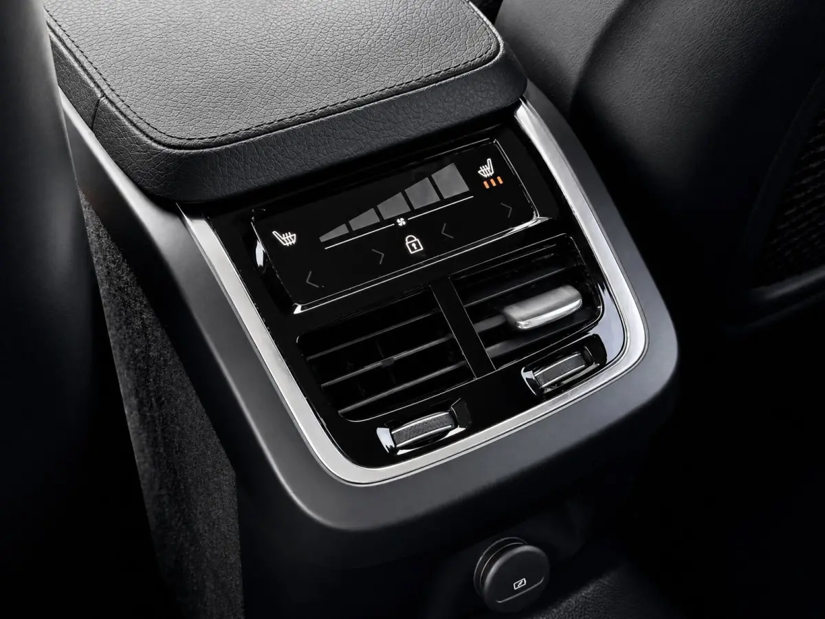 2.0 T8 Recharge AWD R-Design | Pilot Assist | Stoelverwarming | Carplay | Black on black