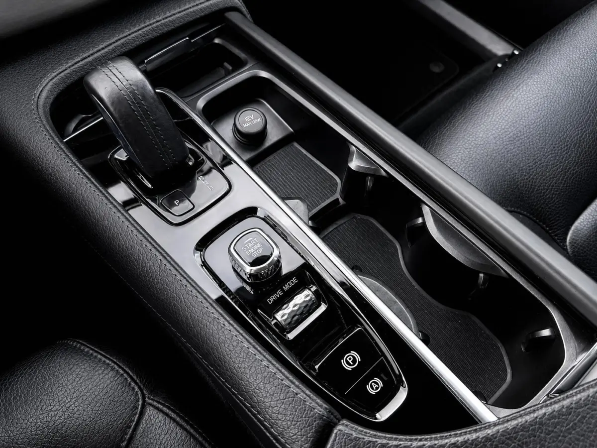 2.0 T8 Recharge AWD R-Design | Pilot Assist | Stoelverwarming | Carplay | Black on black