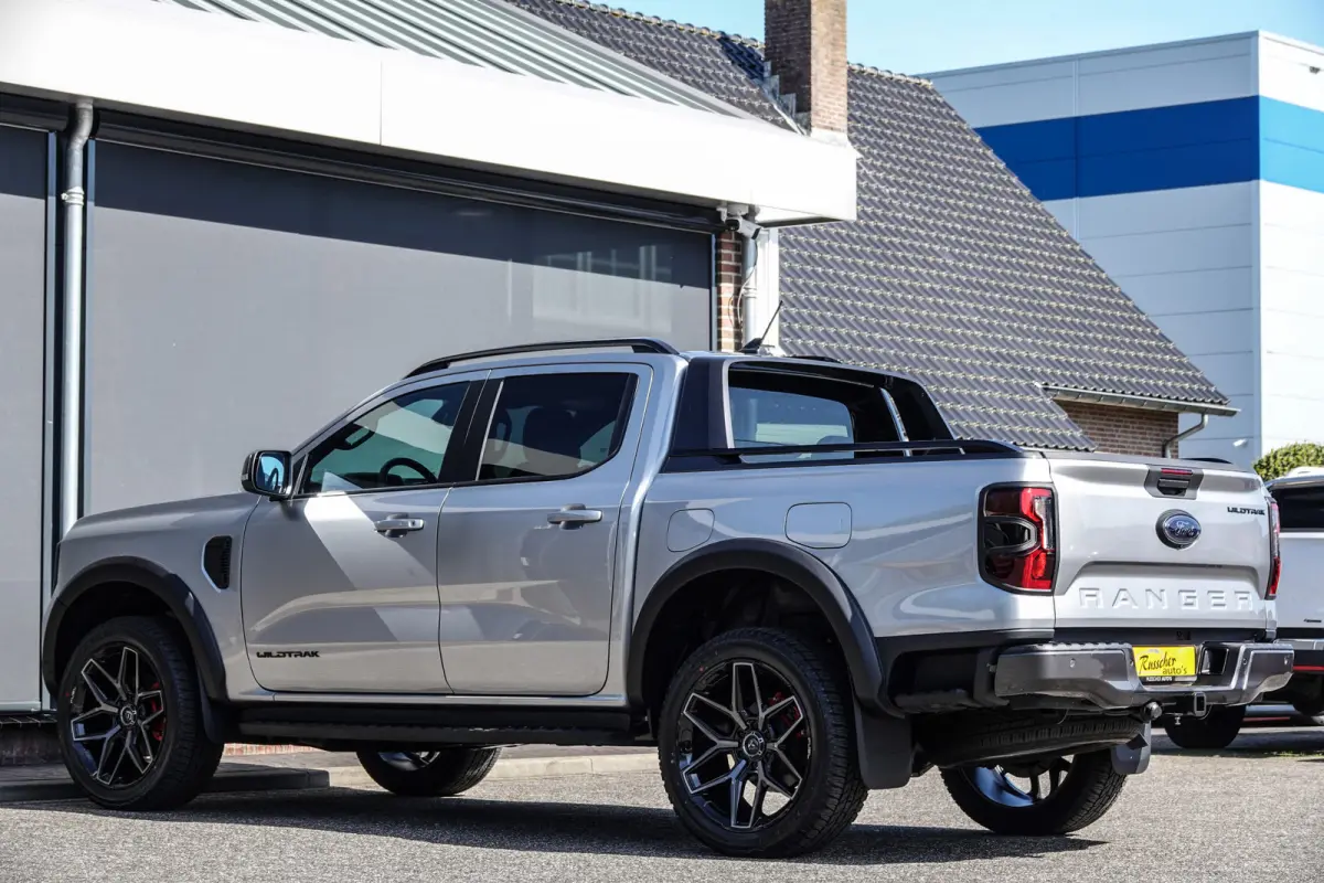 Wildtrak 2.3PHEV 280Pk Aut. | Plug In Hybride | Double Cab | 5-Persoons | Bullbar | Wielkastverbreders | Trekhaak | Rollertop | 22''