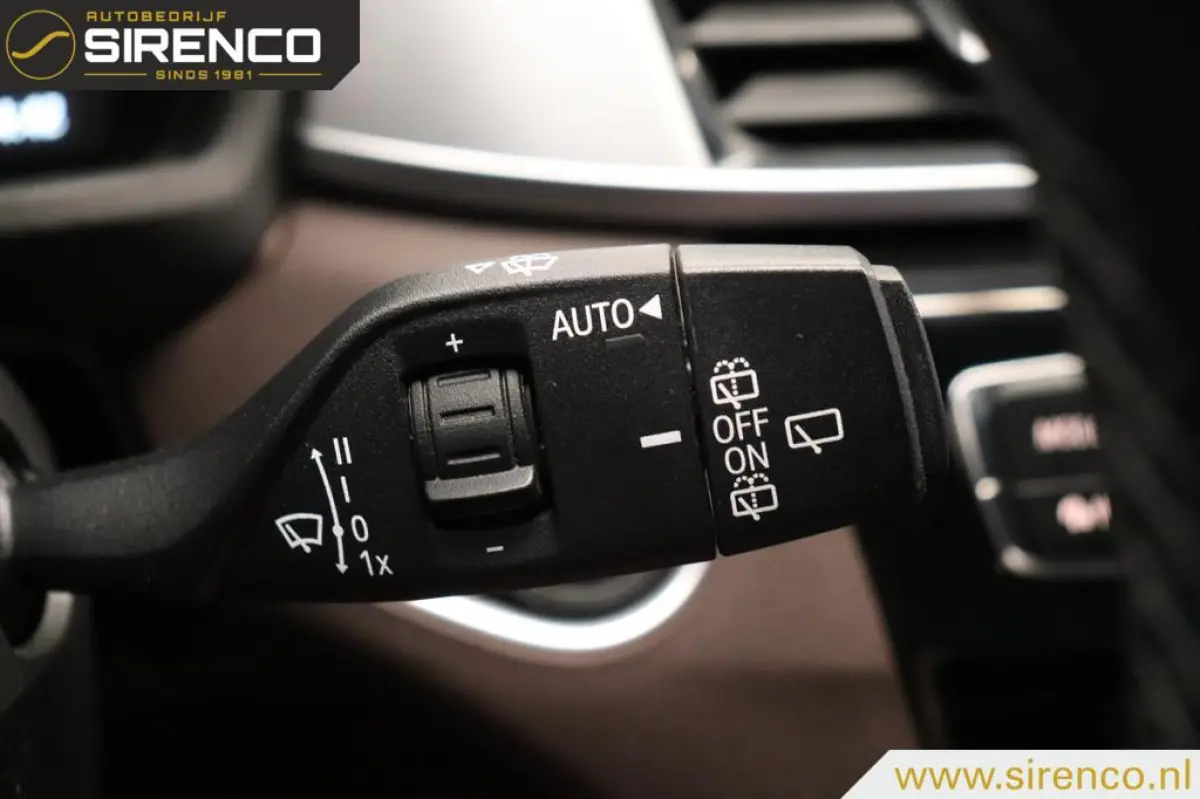 sDrive18i High Executive | leder sportzetels| stoelverwarming | hud | climate & cruise control | navigatie & bluetooth