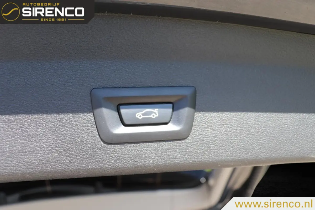 sDrive18i High Executive | leder sportzetels| stoelverwarming | hud | climate & cruise control | navigatie & bluetooth