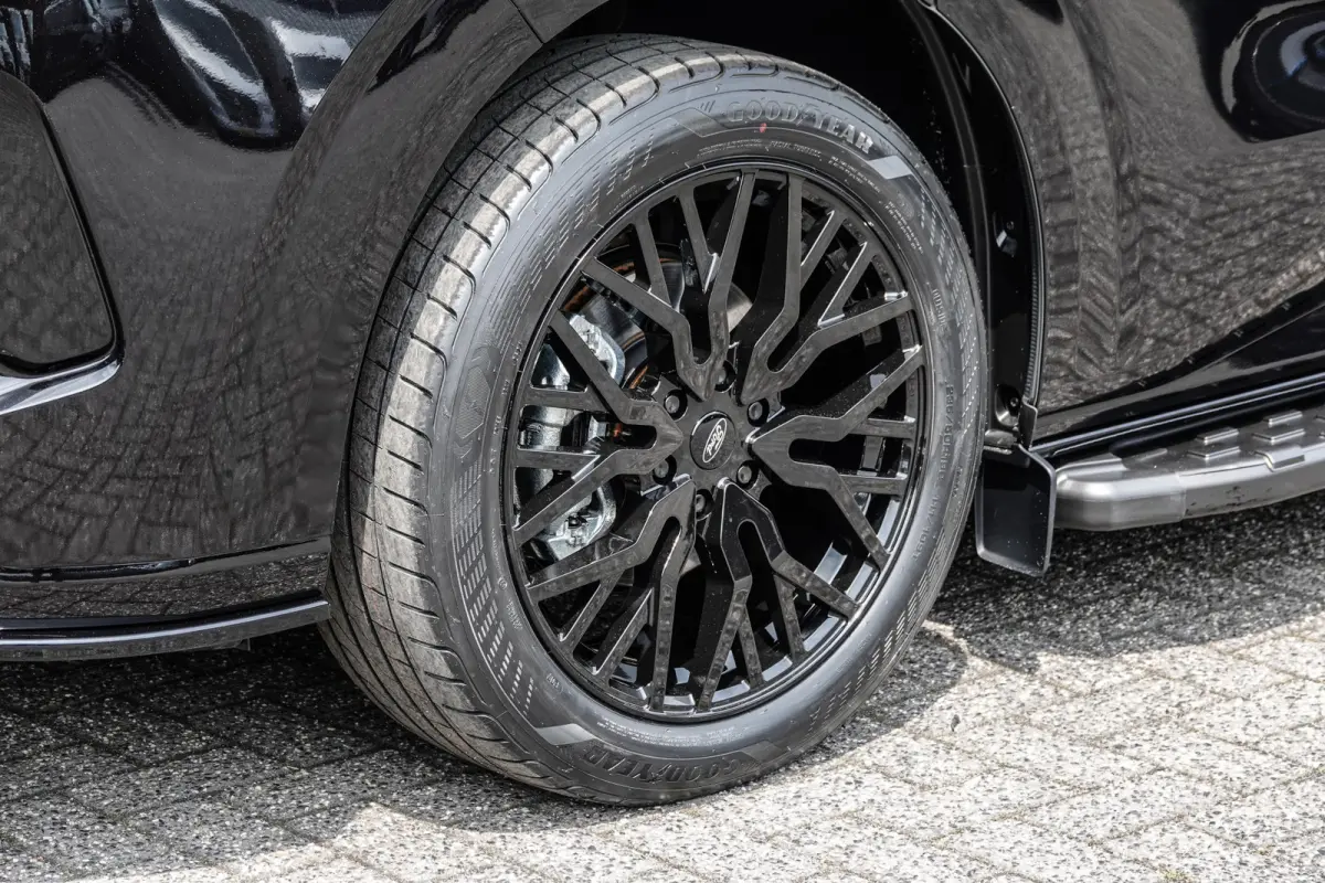 L2H1 Dubbel Cabine 2.5PHEV 233Pk Aut. | Limited | Plug In Hybrid | 360° Camera | 2x Schuifdeur | Spoilerpack | 19'' | Agate Black