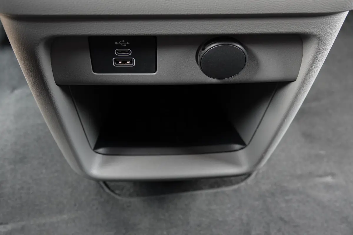L2H1 Dubbel Cabine 2.5PHEV 233Pk Aut. | Limited | Plug In Hybrid | 360° Camera | 2x Schuifdeur | Spoilerpack | 19'' | Agate Black