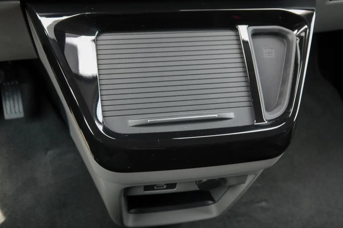 L2H1 Dubbel Cabine 2.5PHEV 233Pk Aut. | Limited | Plug In Hybrid | 360° Camera | 2x Schuifdeur | Spoilerpack | 19'' | Agate Black