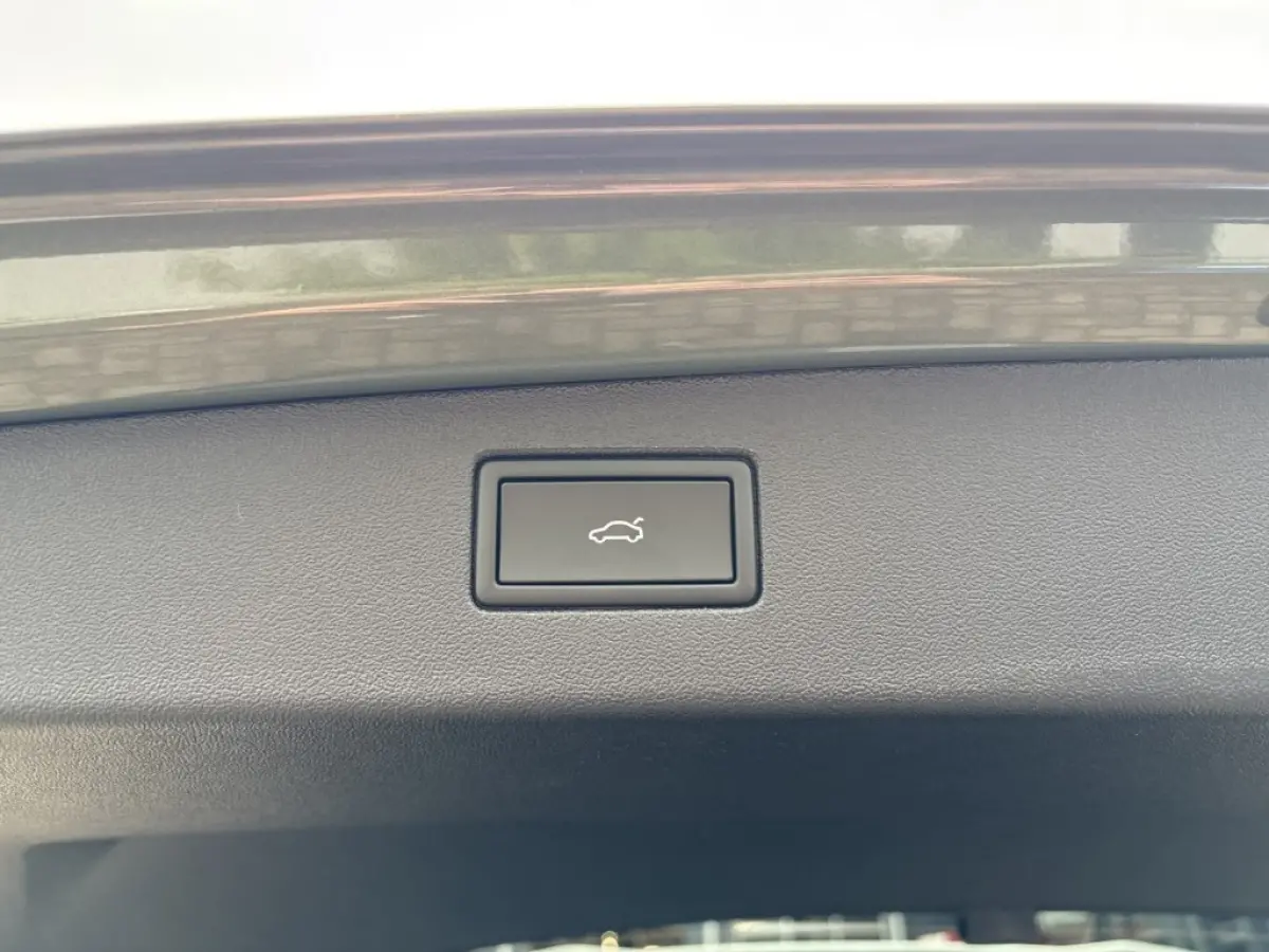 1.5 eTSI R-LINE TREKHAAK/LEDER/PANO-DAK/CAMERA/ELEK-KLEP/ACC/HUD/MEM/STOELVERW