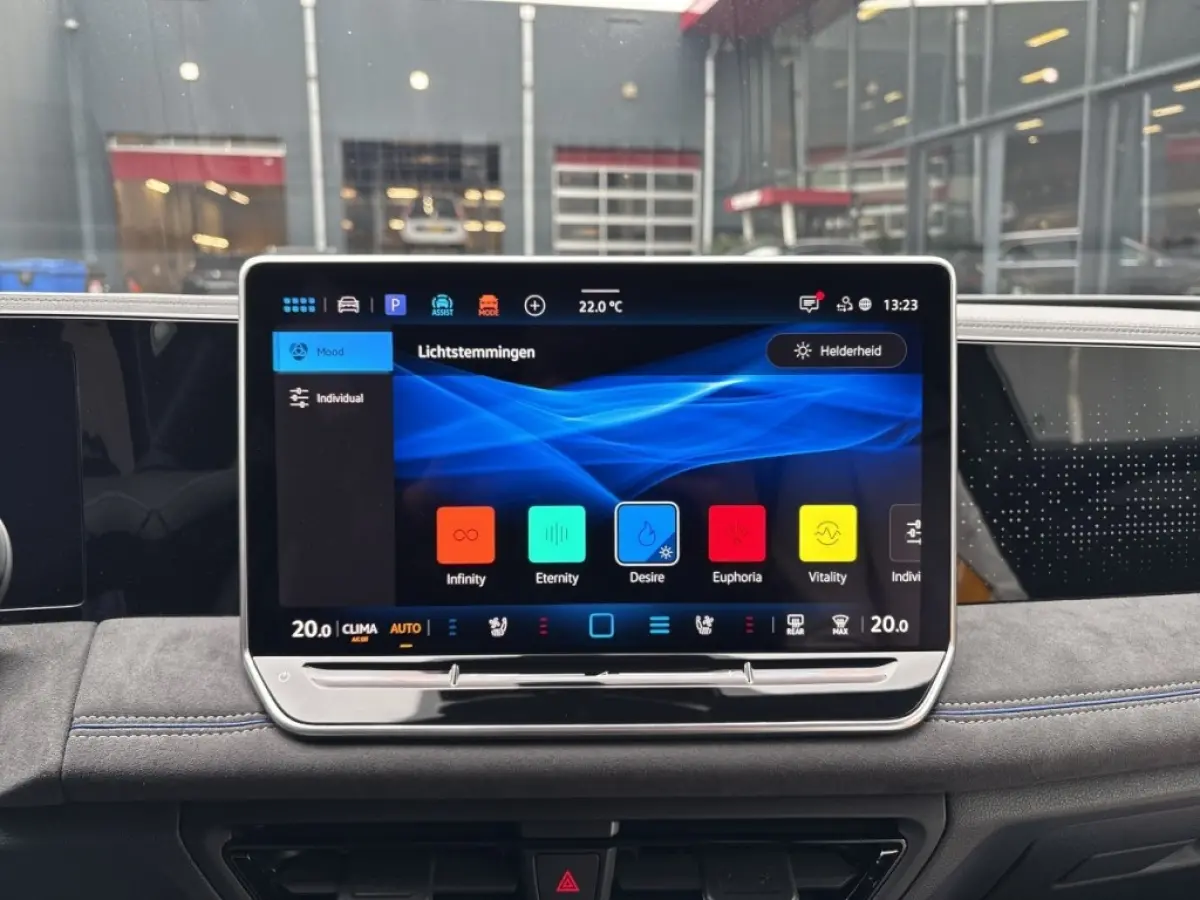 1.5 eTSI R-LINE TREKHAAK/LEDER/PANO-DAK/CAMERA/ELEK-KLEP/ACC/HUD/MEM/STOELVERW