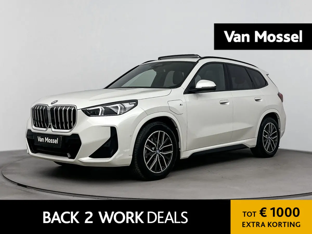 xDrive25e | M-pakket | PANO | Head-up display | 360 Camera | Lane Assist | Blindspot | Stoelverwarming | Lederen bekleding | Keyless | Carplay |