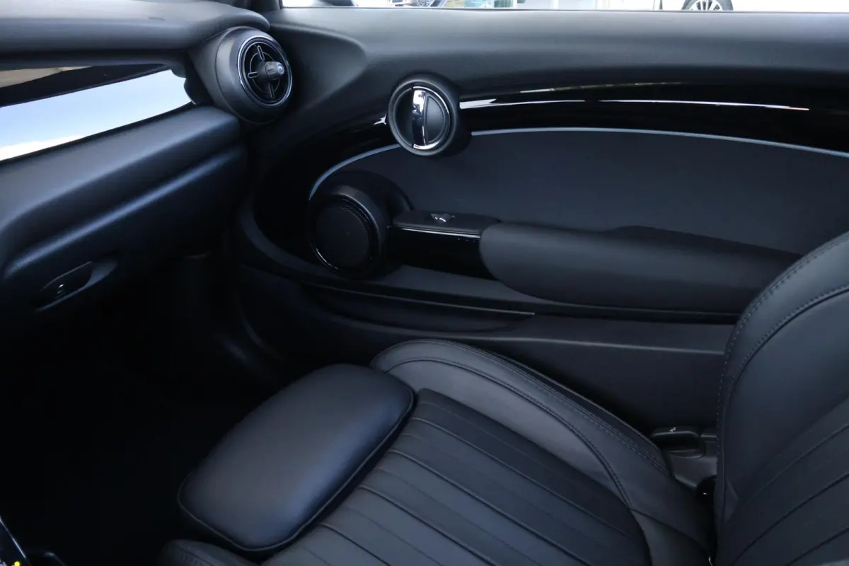 2.0 S John Cooper Works Comfort Access / Cruise Control / Navigatie / Stoelverwarming