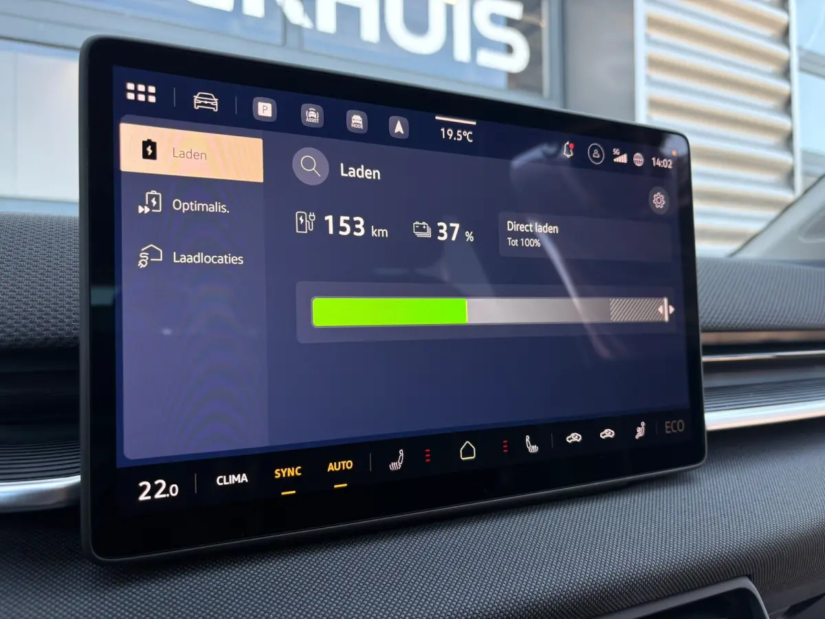 Life First Edition | Airconditioning automatisch, 2-zone (Climatronic) | Automatische afstandsregeling (Adaptive Cruise Control) | Koplampverlichting LED