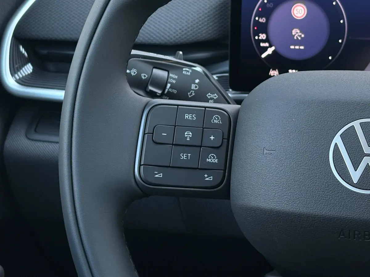 Life First Edition | Airconditioning automatisch, 2-zone (Climatronic) | Automatische afstandsregeling (Adaptive Cruise Control) | Koplampverlichting LED