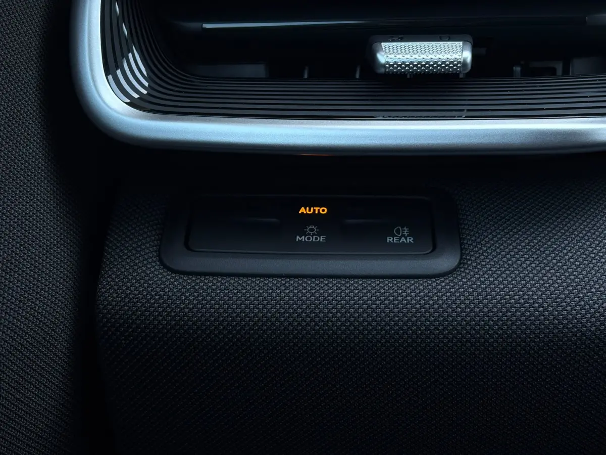 Life First Edition | Airconditioning automatisch, 2-zone (Climatronic) | Automatische afstandsregeling (Adaptive Cruise Control) | Koplampverlichting LED