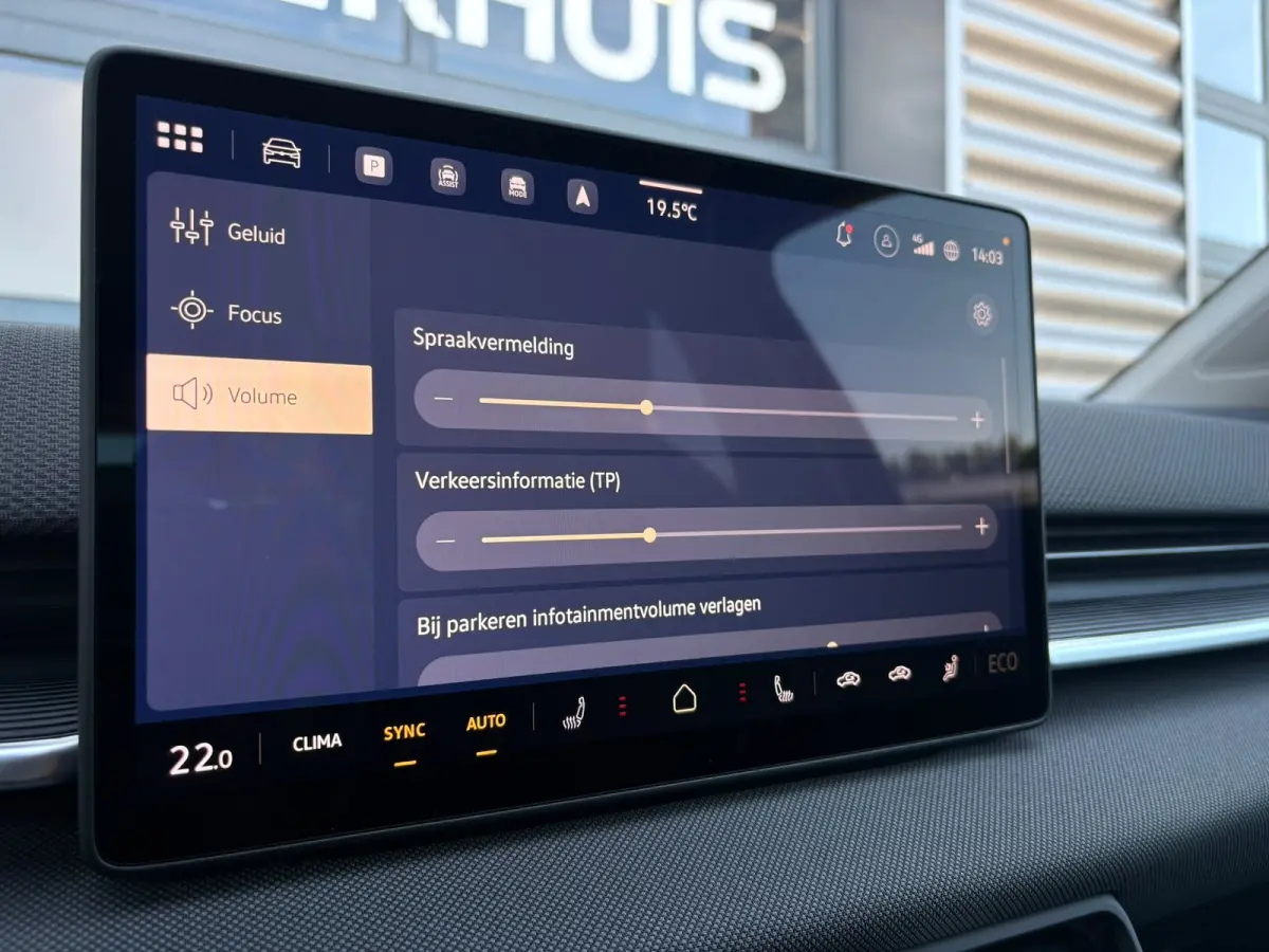 Life First Edition | Airconditioning automatisch, 2-zone (Climatronic) | Automatische afstandsregeling (Adaptive Cruise Control) | Koplampverlichting LED