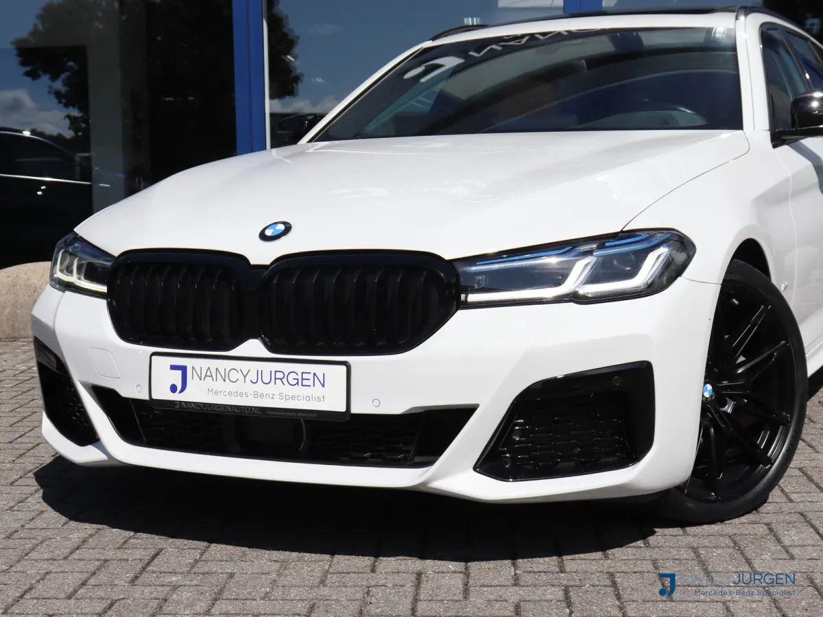530i xDrive | 4WD | M-Sport | Pano | Luchtvering | Leder | Ambiente Verlicht. | 20" M Velgen | 4-Zone Climate Control | Elektr. Kofferbak | Laser LED | Adaptive Cruise Control | Keyless Go |
