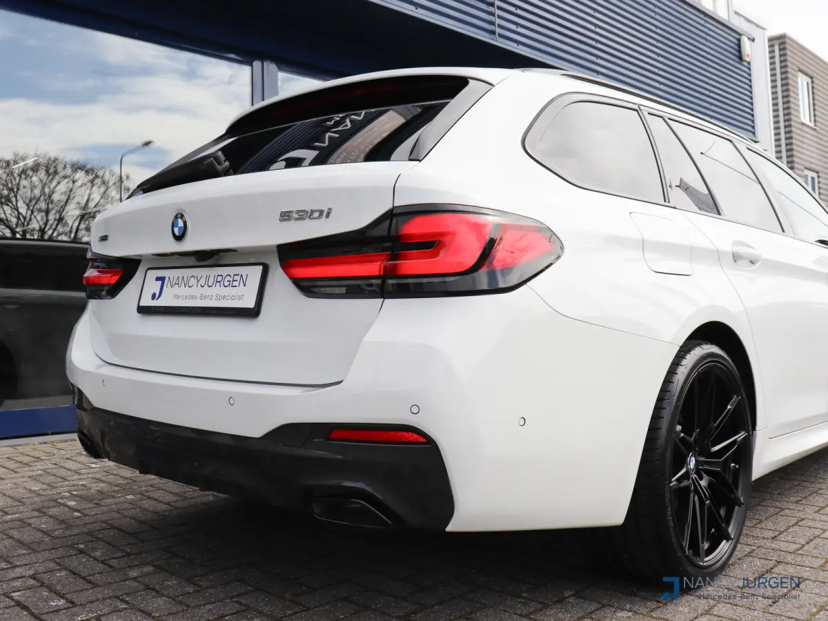 530i xDrive | 4WD | M-Sport | Pano | Luchtvering | Leder | Ambiente Verlicht. | 20" M Velgen | 4-Zone Climate Control | Elektr. Kofferbak | Laser LED | Adaptive Cruise Control | Keyless Go |