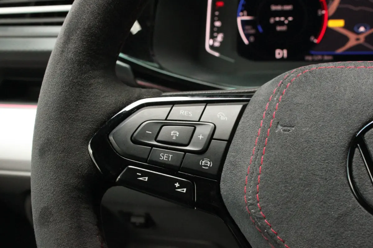 2.0 TDI L1H1 204PK JB- EDITION DSG / PDC / SCHROEFSET / GTI INTERIEUR / SUBWOOFER / APPLE CARPLAY /NAVI