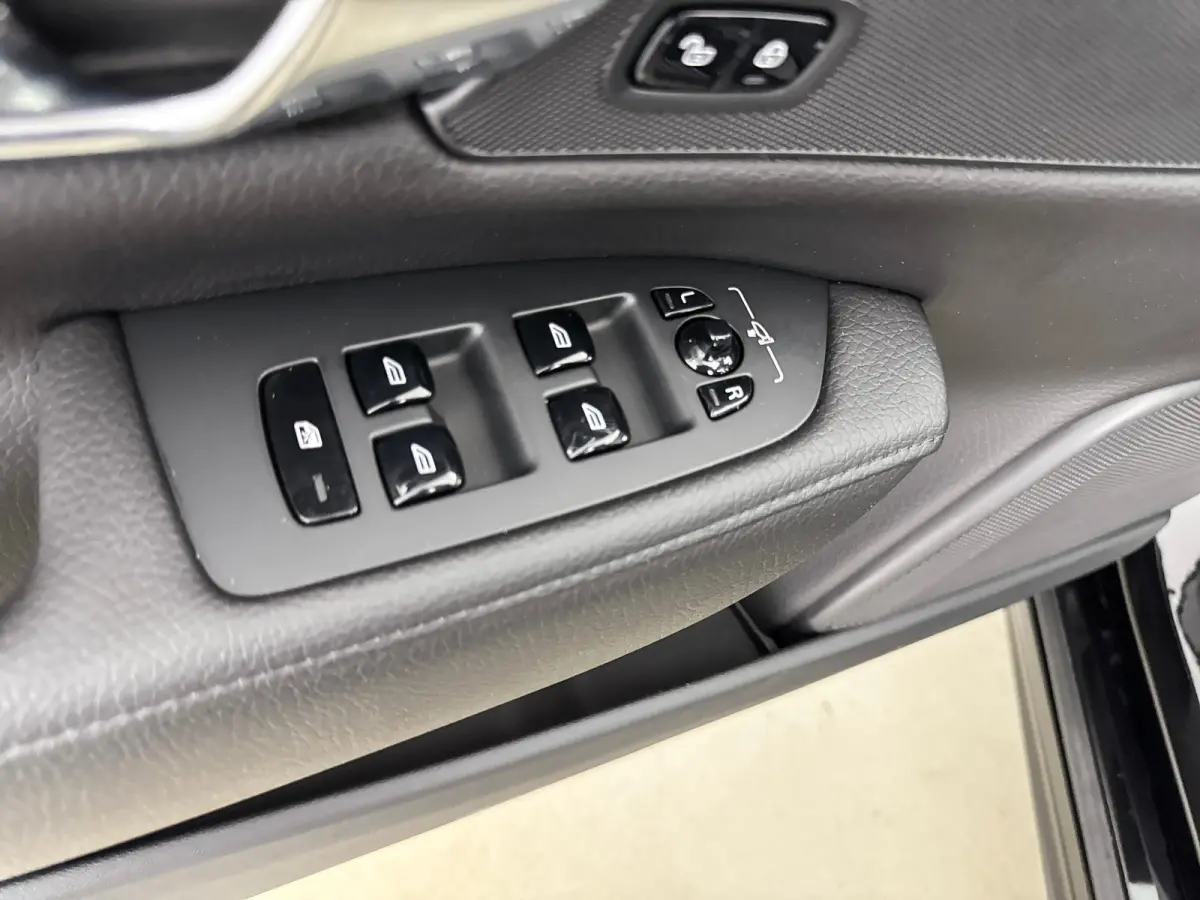T8 Recharge Inscription | 18" | Schuifdak | Head-up | Leder Dashboard | Elektr. verst. Stoelen | Adaptieve Cruise | BLIS | Keyless | Parkeercamera | Stoel/Stuur/Achterbankverwarming